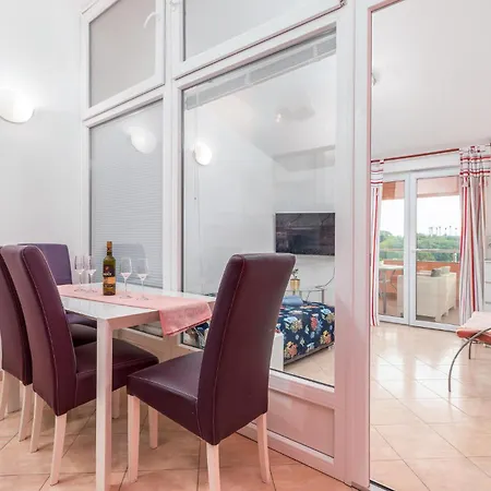 2 Bedroom In Apartament Pula