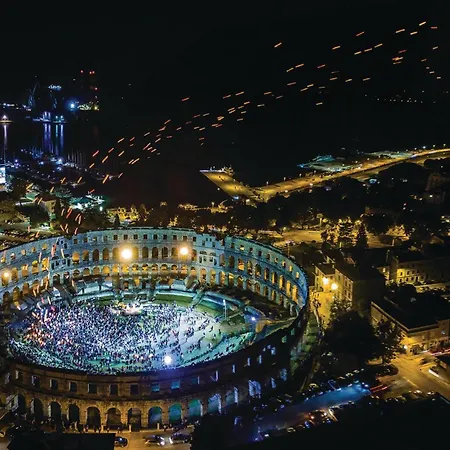 2 Bedroom Stunning In Apartment Pula