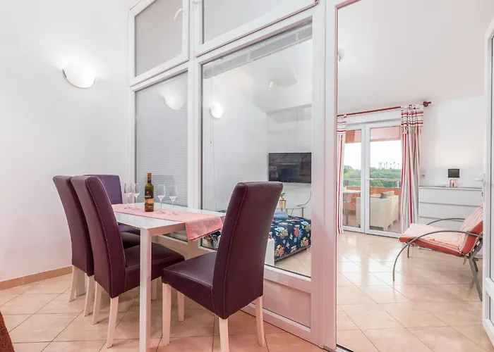 2 Bedroom Stunning In Appartement Pula